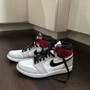 Jordan 1 Retro High in Light Smoke Grey